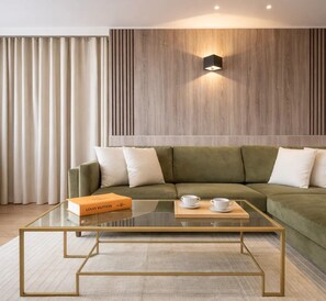 Family Apartment, Courtyard View | Living area | 80-cm Smart TV with digital channels - 1615 Quinet (Paris)