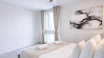 Apartamento família, vista para o pátio | Ferros/tábuas de passar roupa, berço de viagem, Wi-Fi de cortesia