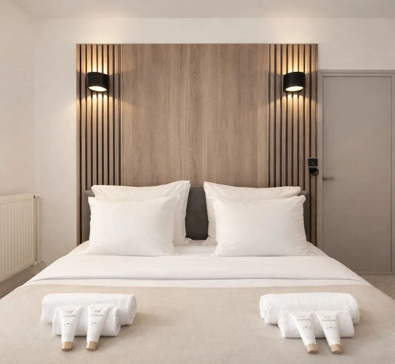 Appartement Familial, vue cour intérieure | Fer et planche à repasser, lit parapluie, Wi-Fi gratuit, draps fournis
