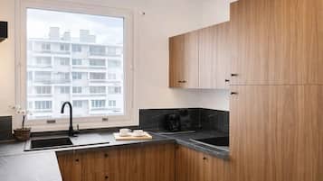 Apartamento família, vista para o pátio | Cozinha privada | Máquina de café expresso, chaleira elétrica, torradeira