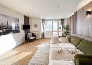 Family Apartment, Courtyard View | Living area