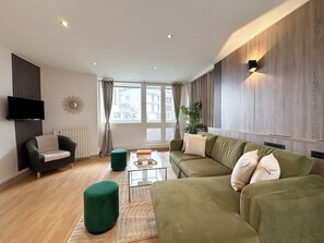 Family Apartment, Courtyard View | Living area | 80-cm Smart TV with digital channels - 1615 Quinet (Paris)