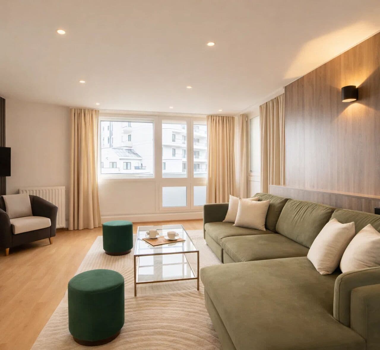 Appartement Familial, vue cour intérieure | Coin séjour | TV connectée de 80 cm avec chaînes numériques