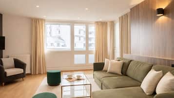 Familienapartment, Blick auf den Innenhof | Wohnbereich | 80-cm-Smart-TV mit Digitalempfang