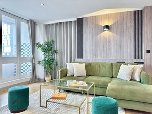 Familjelägenhet - utsikt mot innergården | Vardagsrum | 80-centimeters smart-tv med digitalkanaler