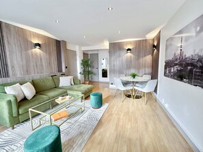 Family Apartment, Courtyard View | Living area | 80-cm Smart TV with digital channels - 1615 Quinet (Paris)