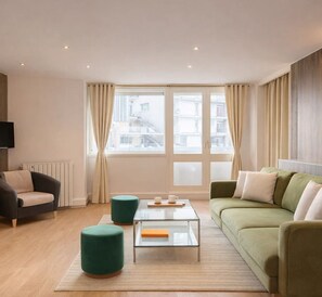 Appartement Familial, vue cour intérieure | Coin séjour