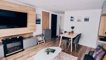 Suite, 1 Schlafzimmer, Bergblick | Wohnbereich | 195-cm-Smart-TV mit Digitalempfang