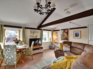 Living area - Stunning  villa for 4 guests with WIFI and pets allowed (Hawes)