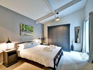 3 bedrooms, free WiFi, bed sheets