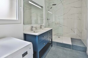 Shower, hair dryer, towels