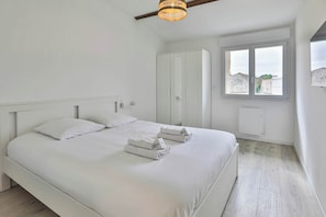 3 bedrooms, travel cot, WiFi, bed sheets