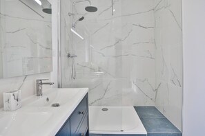 Douche, séchoir à cheveux, serviettes fournies