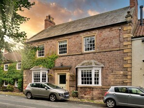 Exterior - Beautiful villa for 14 guests with hot tub, WIFI, TV and pets allowed (Catterick)