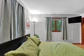 3 bedrooms, travel cot, free WiFi, bed sheets
