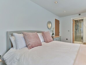 2 bedrooms, travel cot, free WiFi, bed sheets