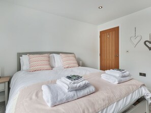 1 bedroom, travel cot, free WiFi, bed sheets