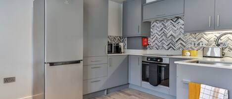 Microonde, forno, lavastoviglie, seggiolone