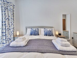 2 bedrooms, travel cot, free WiFi, bed sheets