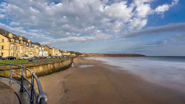 A coastal town with terraced houses along the beach, a promenade, and a clear view of the sea. - Beautiful apartment for 4 guests with WIFI, TV and pets allowed (Filey)