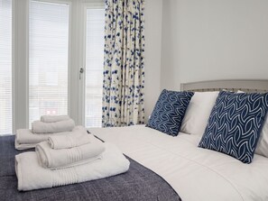 2 bedrooms, travel cot, free WiFi, bed sheets