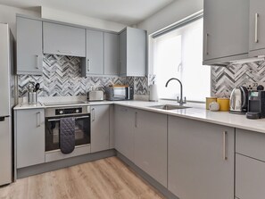 Microonde, forno, lavastoviglie, seggiolone