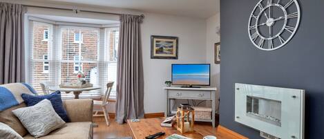 Televisión y chimenea