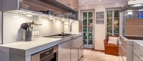 Fridge, oven, stovetop, dishwasher