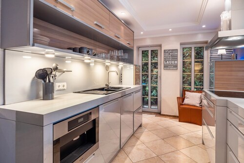 Guesthouse 'Dream House' with Private Terrace, Wi-Fi and Air Conditioning