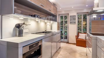 Frigorifero, forno, piano cottura, lavastoviglie