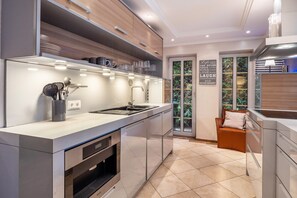 Réfrigérateur, four, plaque de cuisson, lave-vaisselle