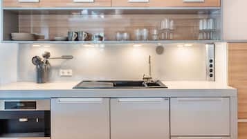 Fridge, oven, stovetop, dishwasher