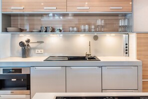 Fridge, oven, stovetop, dishwasher