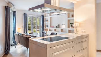 Fridge, oven, stovetop, dishwasher