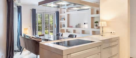 Fridge, oven, stovetop, dishwasher