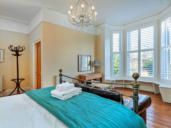 5 bedrooms, free WiFi, bed sheets