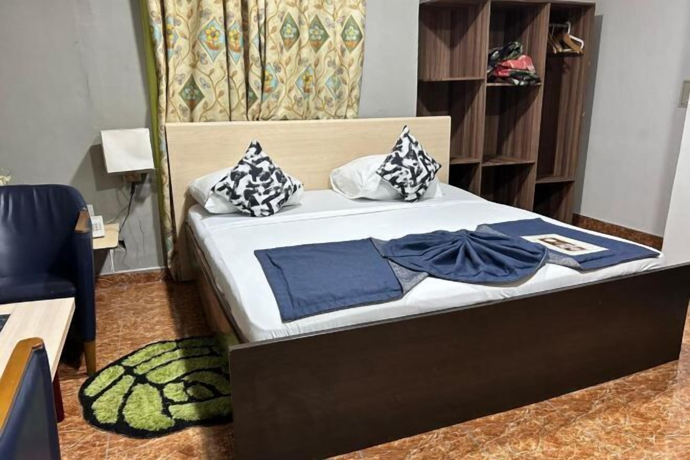 Down comforters, desk, laptop workspace, free WiFi