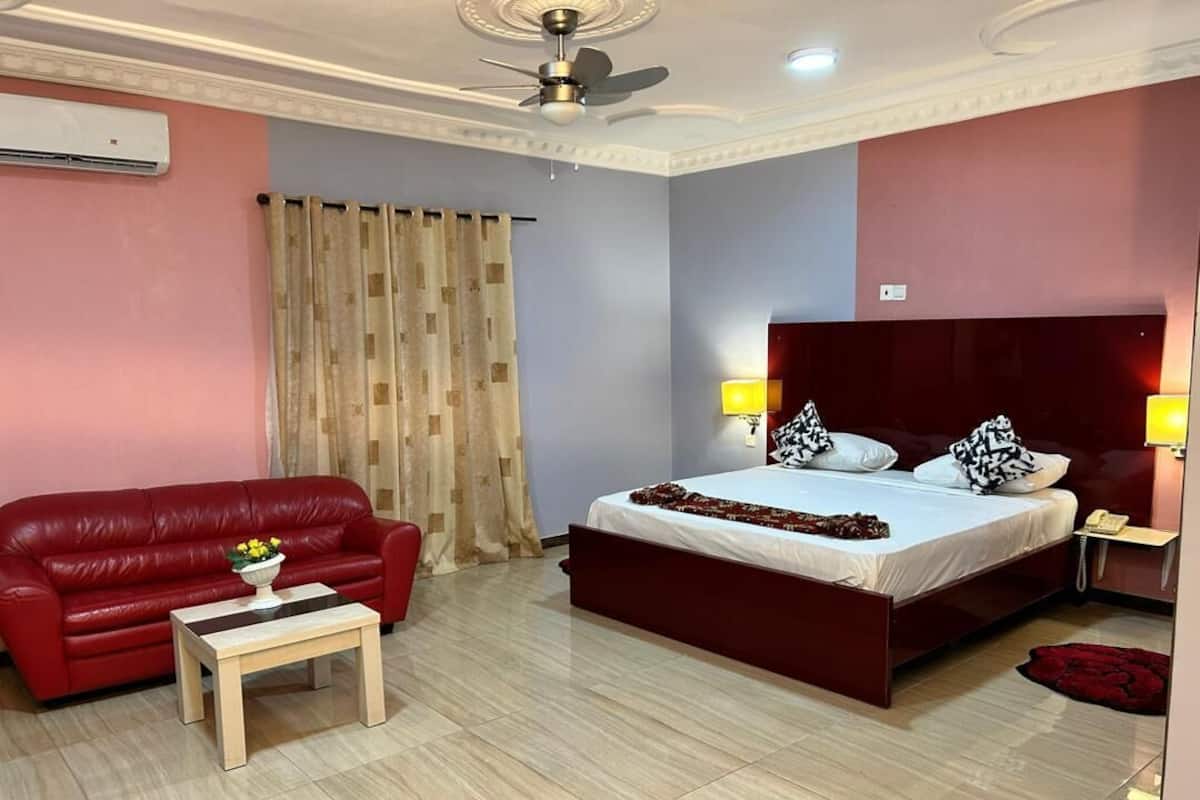 Down comforters, desk, laptop workspace, free WiFi