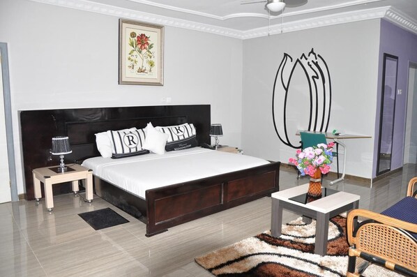 Executive Suite | Down comforters, desk, laptop workspace, free WiFi