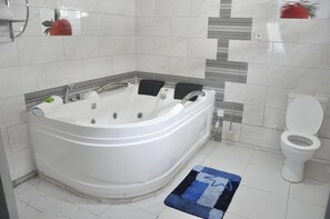 Studiosuite – grand | Bad | Toalettartikler (inkludert), håndklær, såpe og sjampo