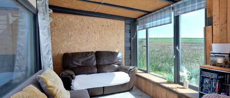 Fernseher, Kamin, DVD-Player