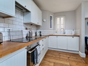 Een microgolfoven, een oven, een vaatwasser