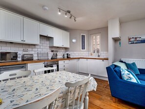 Een microgolfoven, een oven, een vaatwasser