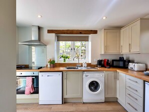 Een magnetron, een oven, een vaatwasser, een kinderstoel