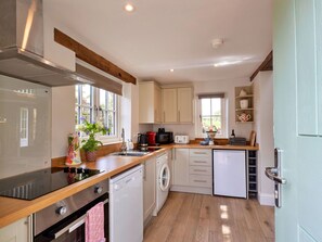 Een magnetron, een oven, een vaatwasser, een kinderstoel