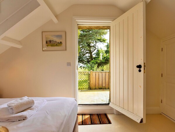 1 bedroom, travel cot, free WiFi, bed sheets