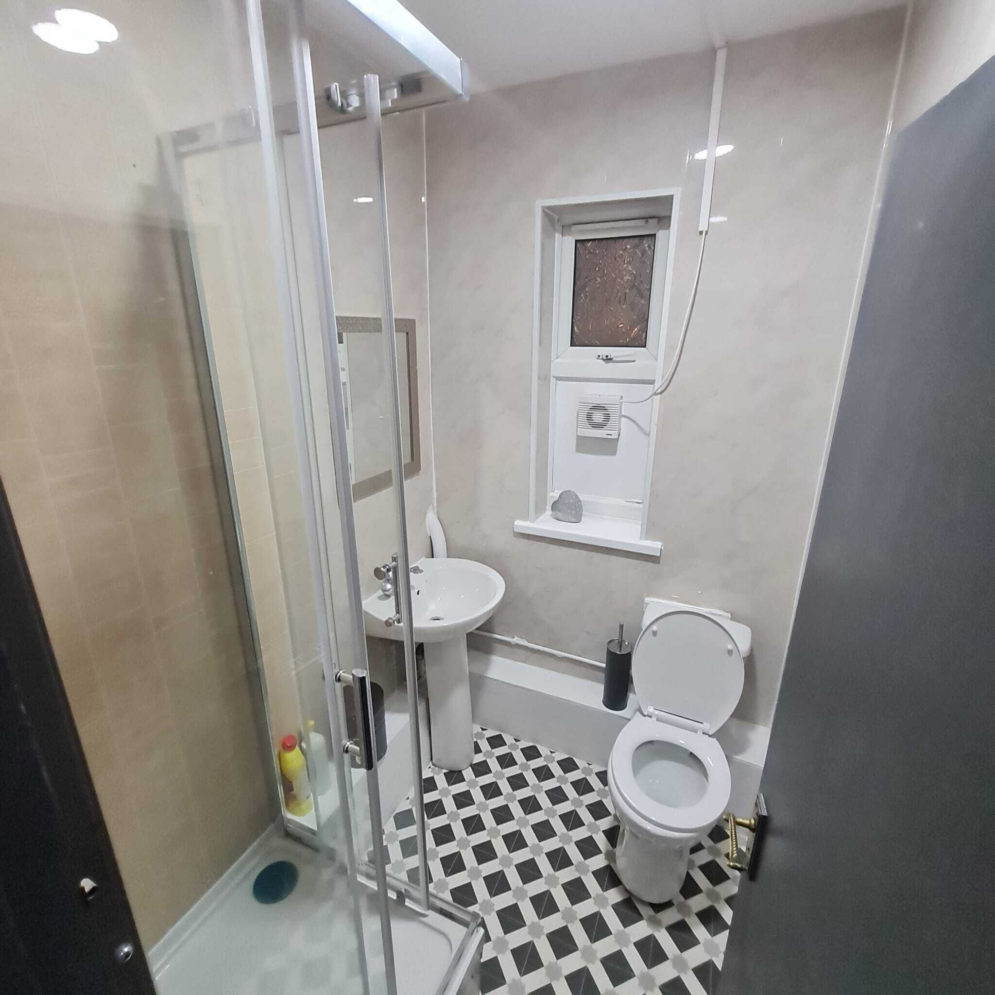 Toalettartikler (inkludert), hårføner, håndklær og såpe