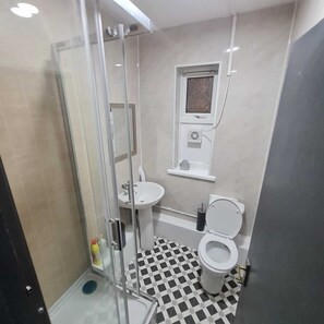 Free toiletries, hair dryer, towels, soap - London E1 Hostel (London)