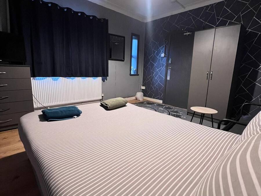 Escritorio y espacio para trabajar con laptop