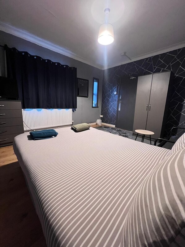 Basic Double Room, 1 Bedroom, City View | Desk, laptop workspace, iron/ironing board, free WiFi - London E1 Hostel (London)